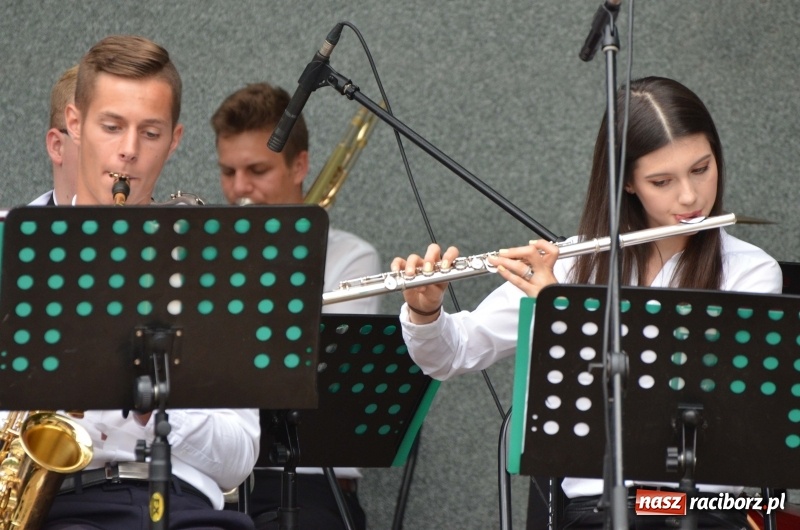 Zdjęcie w galerii na portalu naszraciborz.pl: Od Bacha do Beatlesów. Orkiestra RCK koncertowała w parku Roth wiadomości z regionu