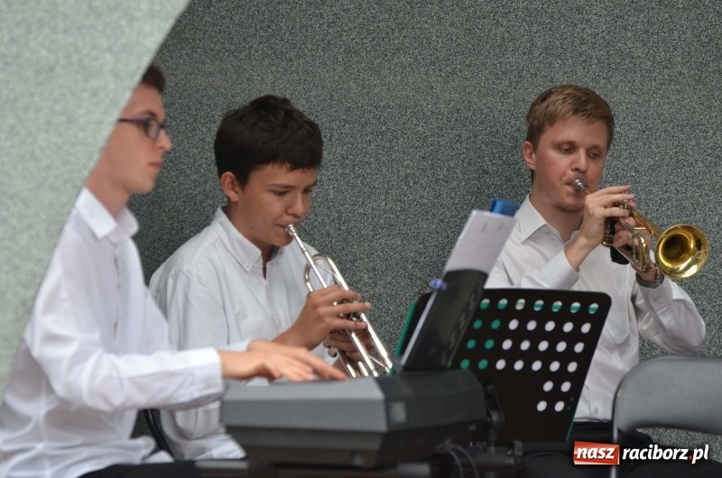 Zdjęcie w galerii na portalu naszraciborz.pl: Od Bacha do Beatlesów. Orkiestra RCK koncertowała w parku Roth wiadomości z regionu