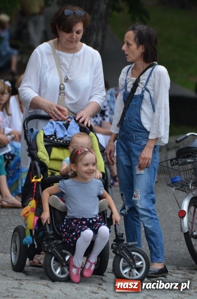 Zdjęcie w galerii na portalu naszraciborz.pl: Od Bacha do Beatlesów. Orkiestra RCK koncertowała w parku Roth wiadomości z regionu