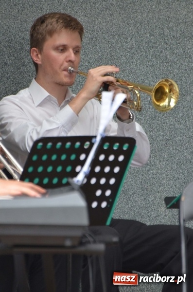 Zdjęcie w galerii na portalu naszraciborz.pl: Od Bacha do Beatlesów. Orkiestra RCK koncertowała w parku Roth wiadomości z regionu