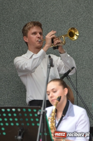Zdjęcie w galerii na portalu naszraciborz.pl: Od Bacha do Beatlesów. Orkiestra RCK koncertowała w parku Roth wiadomości z regionu