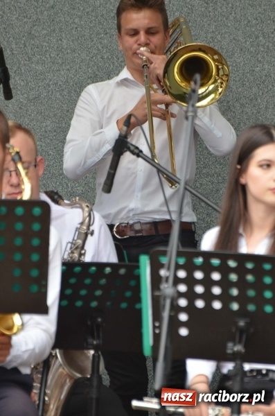 Zdjęcie w galerii na portalu naszraciborz.pl: Od Bacha do Beatlesów. Orkiestra RCK koncertowała w parku Roth wiadomości z regionu