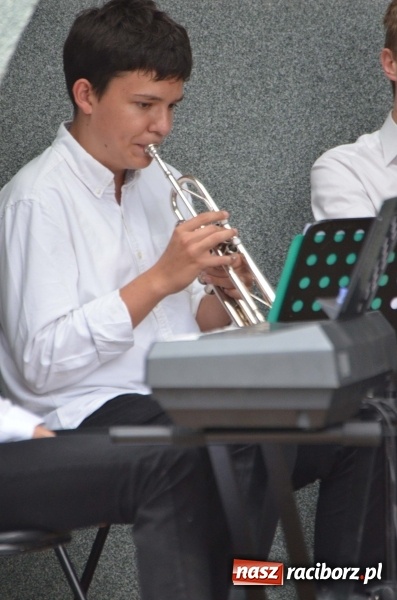 Zdjęcie w galerii na portalu naszraciborz.pl: Od Bacha do Beatlesów. Orkiestra RCK koncertowała w parku Roth wiadomości z regionu