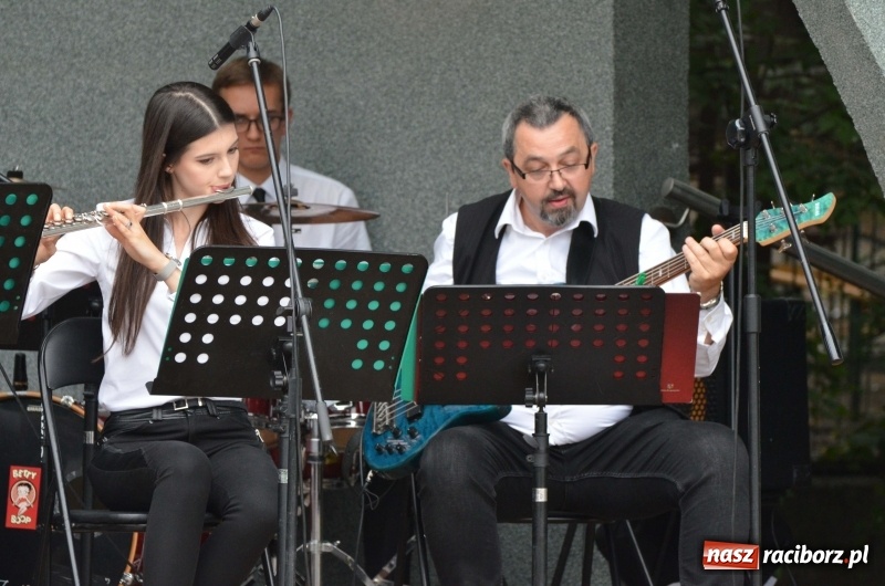 Zdjęcie w galerii na portalu naszraciborz.pl: Od Bacha do Beatlesów. Orkiestra RCK koncertowała w parku Roth wiadomości z regionu