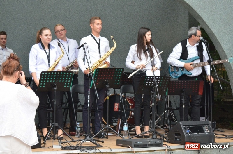 Zdjęcie w galerii na portalu naszraciborz.pl: Od Bacha do Beatlesów. Orkiestra RCK koncertowała w parku Roth wiadomości z regionu
