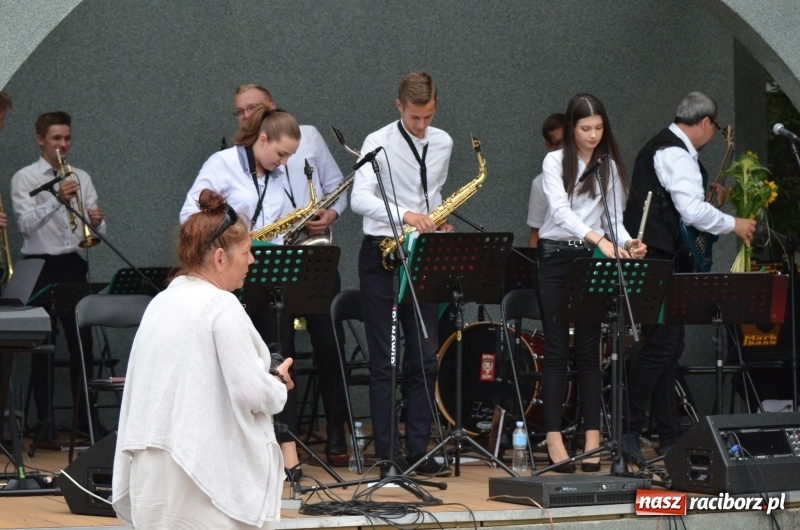 Zdjęcie w galerii na portalu naszraciborz.pl: Od Bacha do Beatlesów. Orkiestra RCK koncertowała w parku Roth wiadomości z regionu