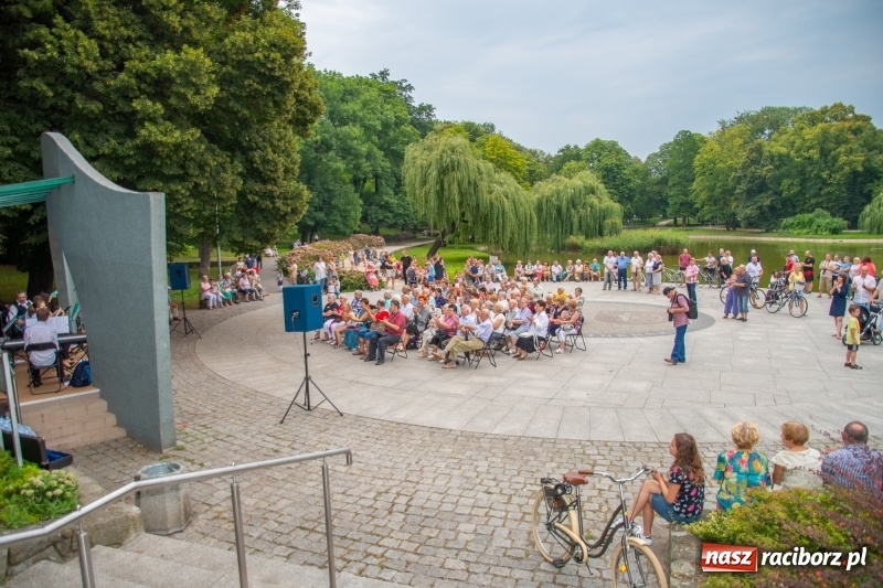 Zdjęcie w galerii na portalu naszraciborz.pl: Od Bacha do Beatlesów. Orkiestra RCK koncertowała w parku Roth wiadomości z regionu