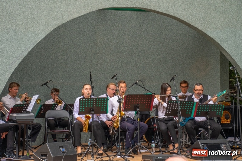 Zdjęcie w galerii na portalu naszraciborz.pl: Od Bacha do Beatlesów. Orkiestra RCK koncertowała w parku Roth wiadomości z regionu