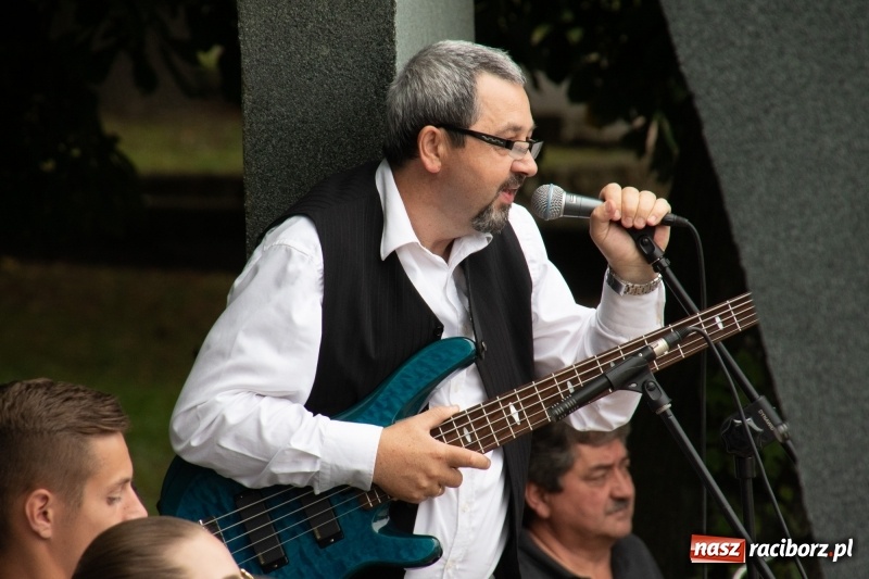 Zdjęcie w galerii na portalu naszraciborz.pl: Od Bacha do Beatlesów. Orkiestra RCK koncertowała w parku Roth wiadomości z regionu