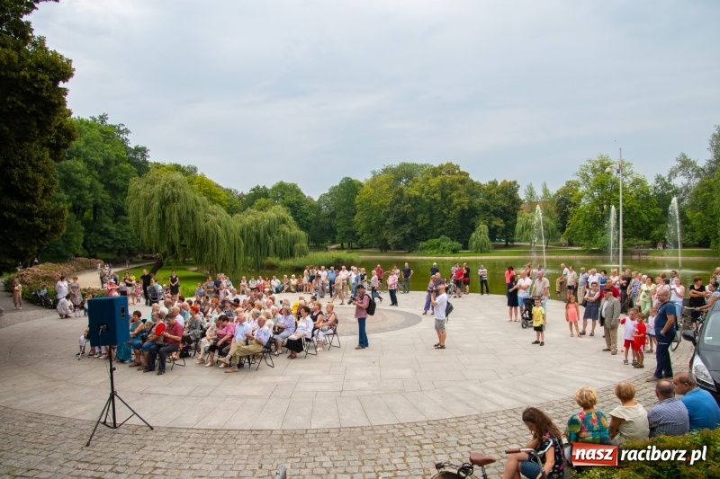 Zdjęcie w galerii na portalu naszraciborz.pl: Od Bacha do Beatlesów. Orkiestra RCK koncertowała w parku Roth wiadomości z regionu