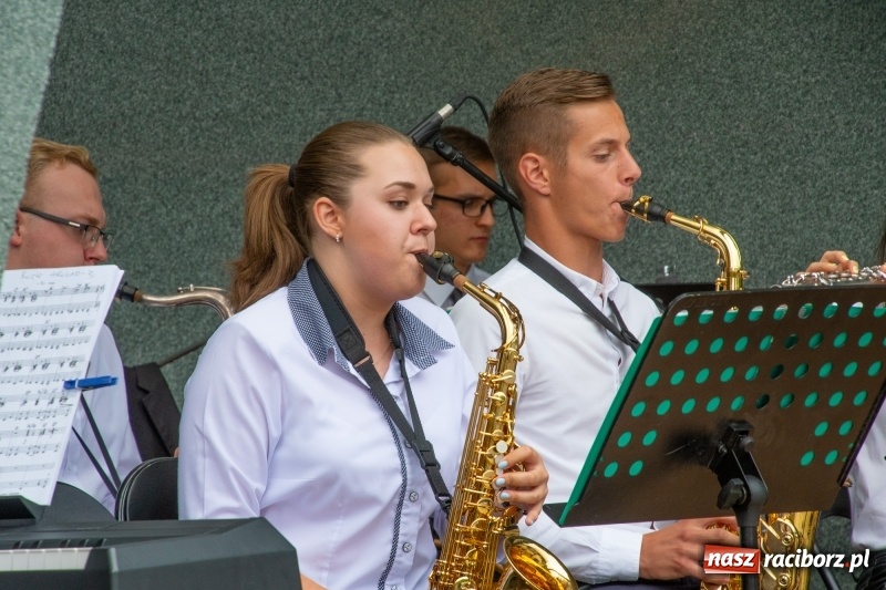 Zdjęcie w galerii na portalu naszraciborz.pl: Od Bacha do Beatlesów. Orkiestra RCK koncertowała w parku Roth wiadomości z regionu