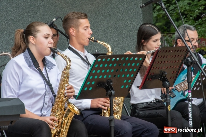 Zdjęcie w galerii na portalu naszraciborz.pl: Od Bacha do Beatlesów. Orkiestra RCK koncertowała w parku Roth wiadomości z regionu