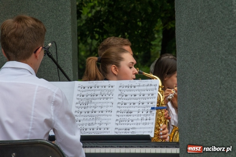 Zdjęcie w galerii na portalu naszraciborz.pl: Od Bacha do Beatlesów. Orkiestra RCK koncertowała w parku Roth wiadomości z regionu