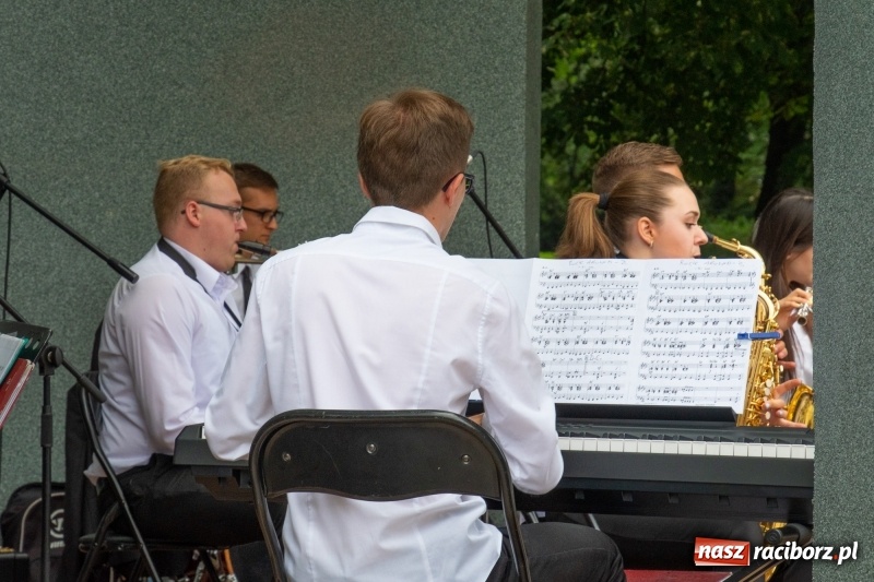 Zdjęcie w galerii na portalu naszraciborz.pl: Od Bacha do Beatlesów. Orkiestra RCK koncertowała w parku Roth wiadomości z regionu