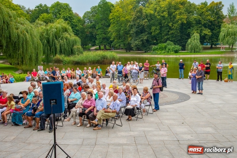 Zdjęcie w galerii na portalu naszraciborz.pl: Od Bacha do Beatlesów. Orkiestra RCK koncertowała w parku Roth wiadomości z regionu