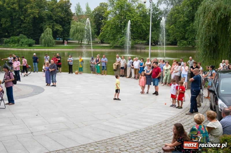 Zdjęcie w galerii na portalu naszraciborz.pl: Od Bacha do Beatlesów. Orkiestra RCK koncertowała w parku Roth wiadomości z regionu