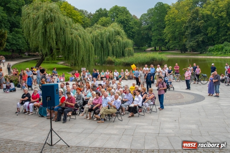 Zdjęcie w galerii na portalu naszraciborz.pl: Od Bacha do Beatlesów. Orkiestra RCK koncertowała w parku Roth wiadomości z regionu