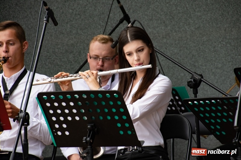 Zdjęcie w galerii na portalu naszraciborz.pl: Od Bacha do Beatlesów. Orkiestra RCK koncertowała w parku Roth wiadomości z regionu