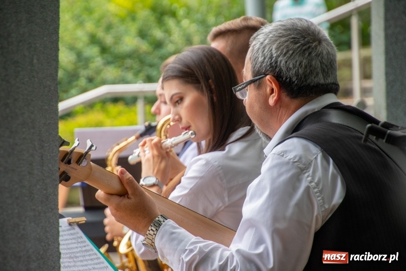 Zdjęcie w galerii na portalu naszraciborz.pl: Od Bacha do Beatlesów. Orkiestra RCK koncertowała w parku Roth wiadomości z regionu