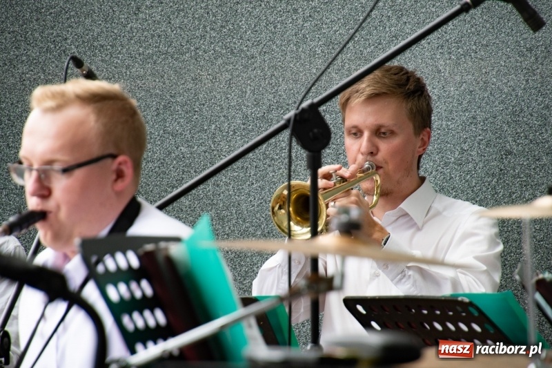 Zdjęcie w galerii na portalu naszraciborz.pl: Od Bacha do Beatlesów. Orkiestra RCK koncertowała w parku Roth wiadomości z regionu