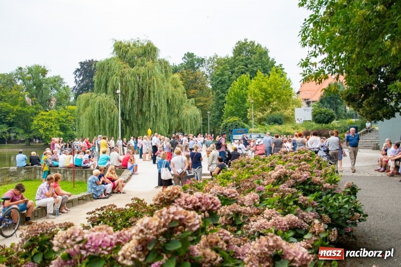 Zdjęcie w galerii na portalu naszraciborz.pl: Od Bacha do Beatlesów. Orkiestra RCK koncertowała w parku Roth wiadomości z regionu