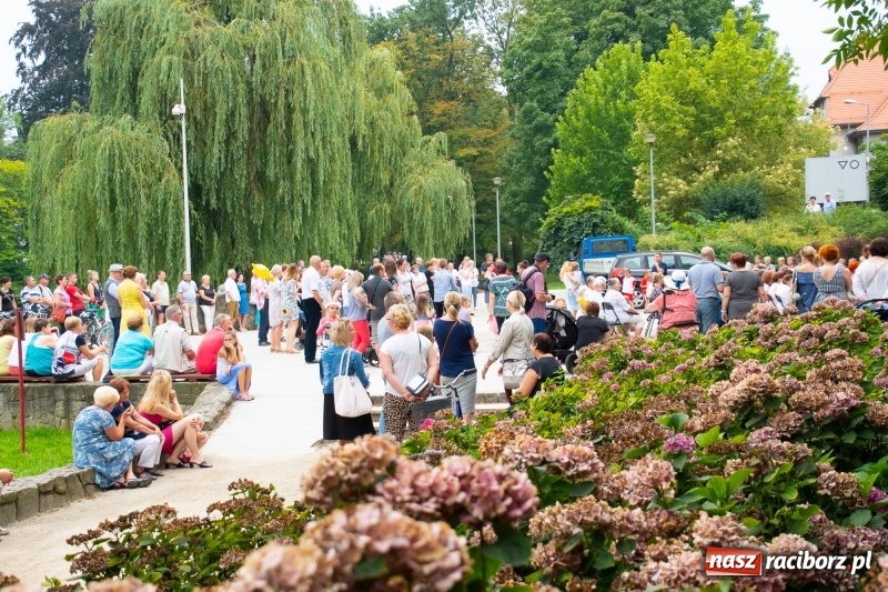 Zdjęcie w galerii na portalu naszraciborz.pl: Od Bacha do Beatlesów. Orkiestra RCK koncertowała w parku Roth wiadomości z regionu