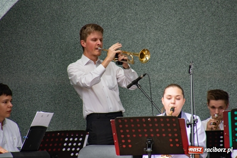 Zdjęcie w galerii na portalu naszraciborz.pl: Od Bacha do Beatlesów. Orkiestra RCK koncertowała w parku Roth wiadomości z regionu
