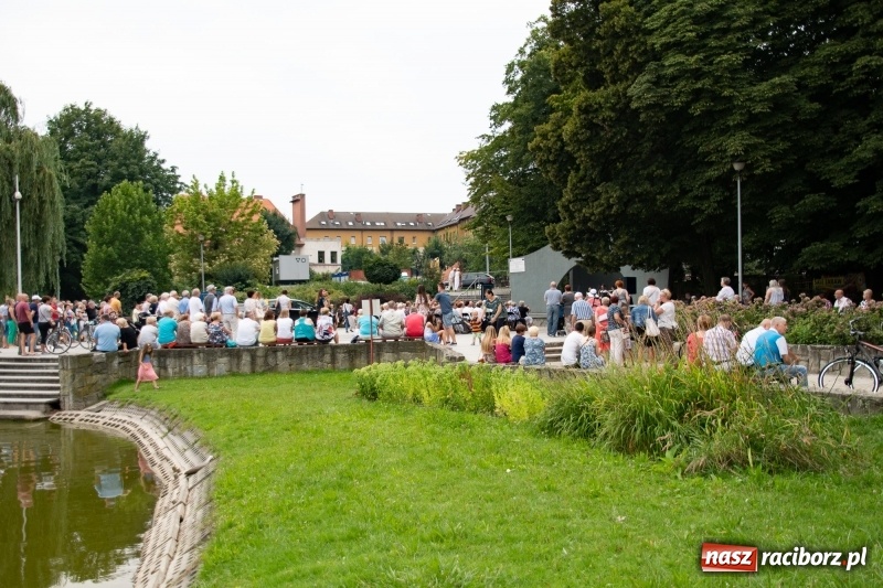 Zdjęcie w galerii na portalu naszraciborz.pl: Od Bacha do Beatlesów. Orkiestra RCK koncertowała w parku Roth wiadomości z regionu
