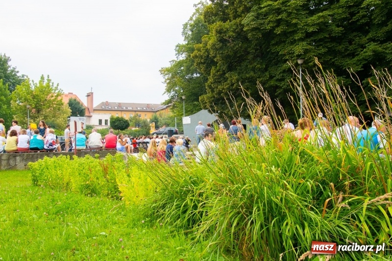 Zdjęcie w galerii na portalu naszraciborz.pl: Od Bacha do Beatlesów. Orkiestra RCK koncertowała w parku Roth wiadomości z regionu