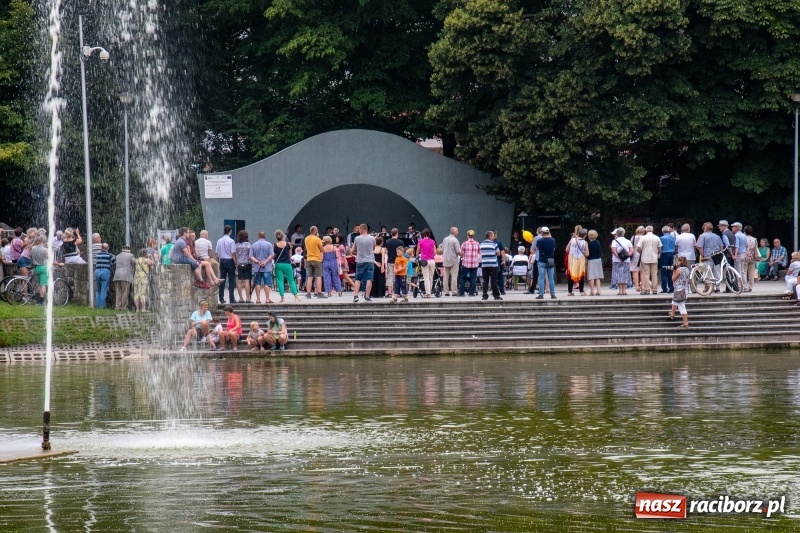 Zdjęcie w galerii na portalu naszraciborz.pl: Od Bacha do Beatlesów. Orkiestra RCK koncertowała w parku Roth wiadomości z regionu