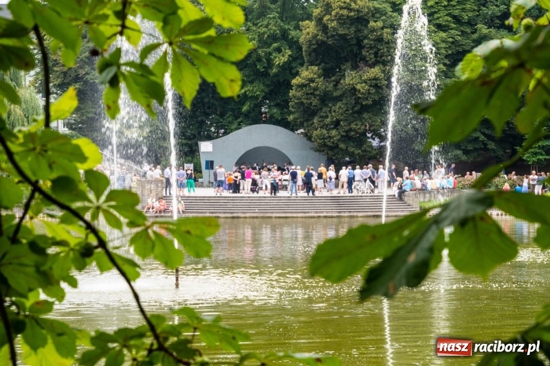 Zdjęcie w galerii na portalu naszraciborz.pl: Od Bacha do Beatlesów. Orkiestra RCK koncertowała w parku Roth wiadomości z regionu