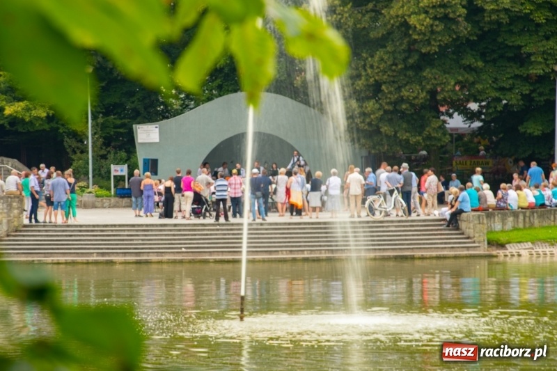 Zdjęcie w galerii na portalu naszraciborz.pl: Od Bacha do Beatlesów. Orkiestra RCK koncertowała w parku Roth wiadomości z regionu