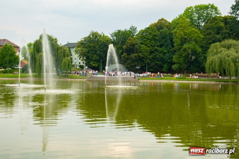 Zdjęcie w galerii na portalu naszraciborz.pl: Od Bacha do Beatlesów. Orkiestra RCK koncertowała w parku Roth wiadomości z regionu