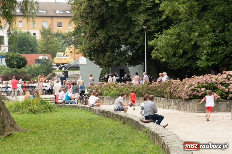 Zdjęcie w galerii na portalu naszraciborz.pl: Od Bacha do Beatlesów. Orkiestra RCK koncertowała w parku Roth wiadomości z regionu