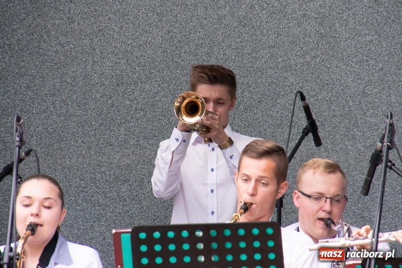 Zdjęcie w galerii na portalu naszraciborz.pl: Od Bacha do Beatlesów. Orkiestra RCK koncertowała w parku Roth wiadomości z regionu