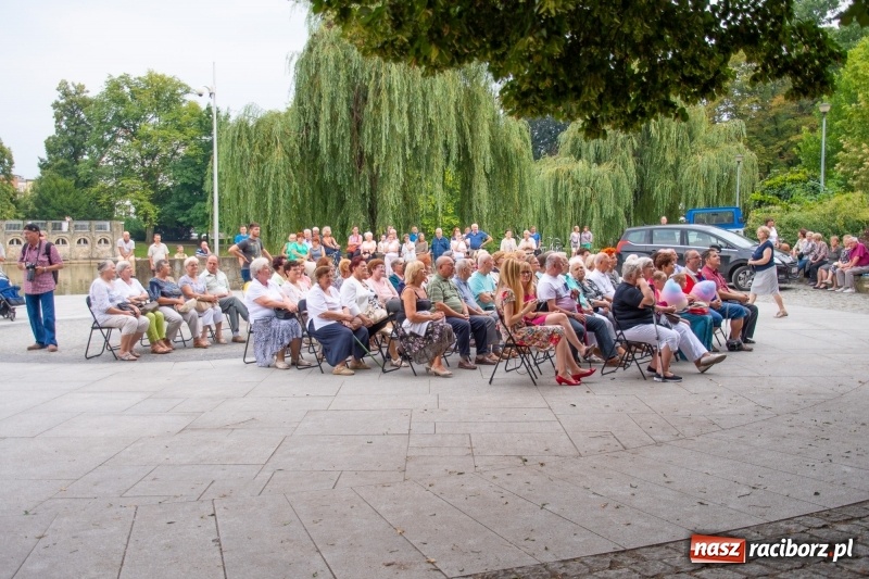 Zdjęcie w galerii na portalu naszraciborz.pl: Od Bacha do Beatlesów. Orkiestra RCK koncertowała w parku Roth wiadomości z regionu