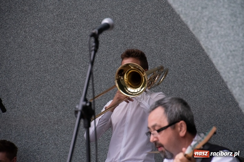 Zdjęcie w galerii na portalu naszraciborz.pl: Od Bacha do Beatlesów. Orkiestra RCK koncertowała w parku Roth wiadomości z regionu