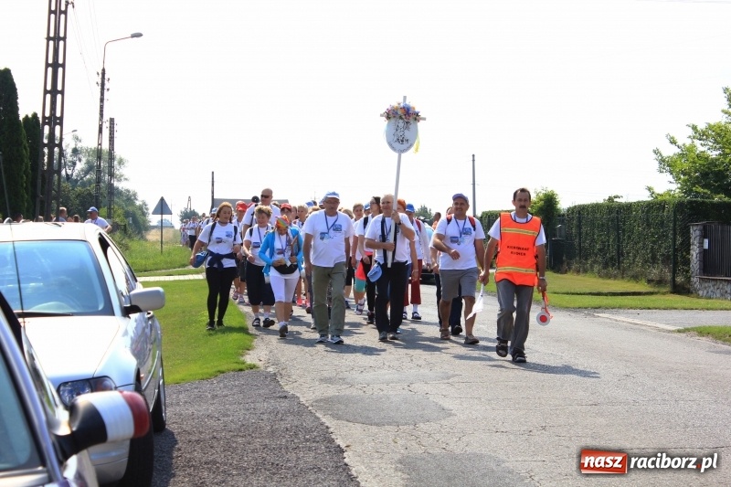 Zdjęcie w galerii na portalu naszraciborz.pl: 228 pielgrzymów wyruszyło dziś w drogę z Lubomi na Jasną Górę wiadomości z regionu