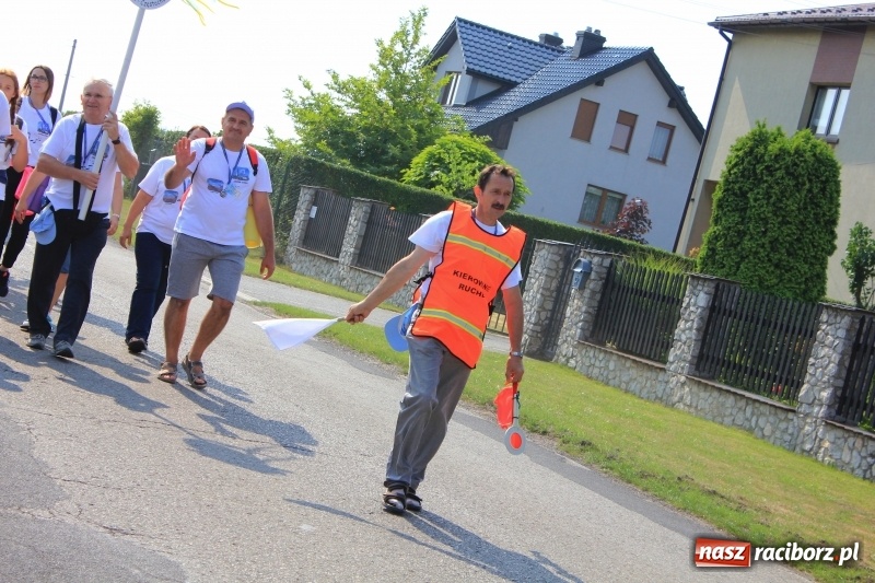 Zdjęcie w galerii na portalu naszraciborz.pl: 228 pielgrzymów wyruszyło dziś w drogę z Lubomi na Jasną Górę wiadomości z regionu