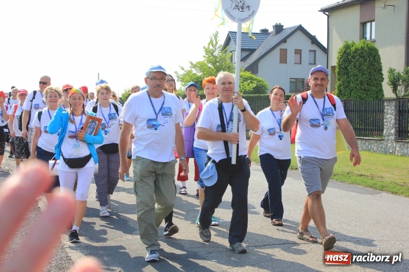 Zdjęcie w galerii na portalu naszraciborz.pl: 228 pielgrzymów wyruszyło dziś w drogę z Lubomi na Jasną Górę wiadomości z regionu
