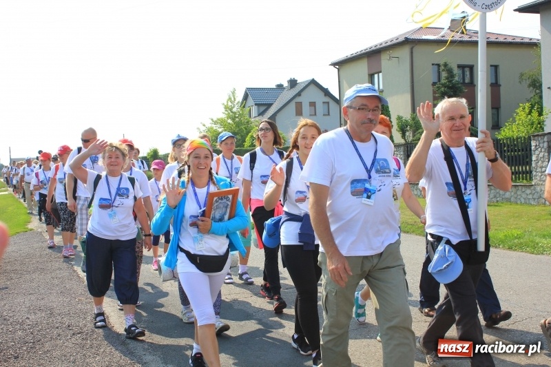 Zdjęcie w galerii na portalu naszraciborz.pl: 228 pielgrzymów wyruszyło dziś w drogę z Lubomi na Jasną Górę wiadomości z regionu