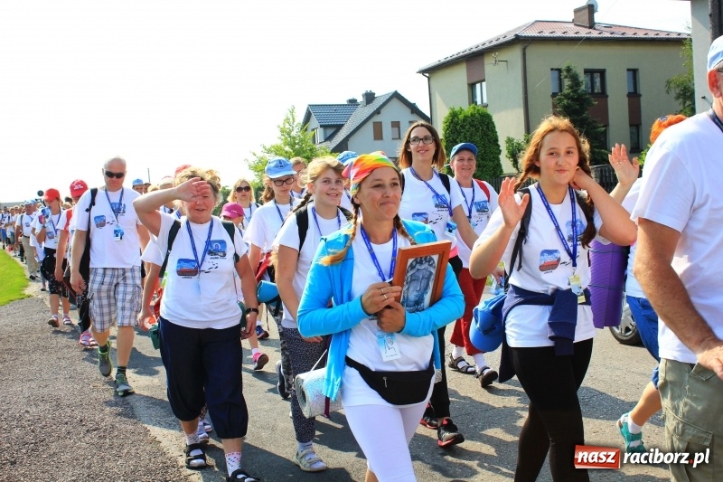 Zdjęcie w galerii na portalu naszraciborz.pl: 228 pielgrzymów wyruszyło dziś w drogę z Lubomi na Jasną Górę wiadomości z regionu