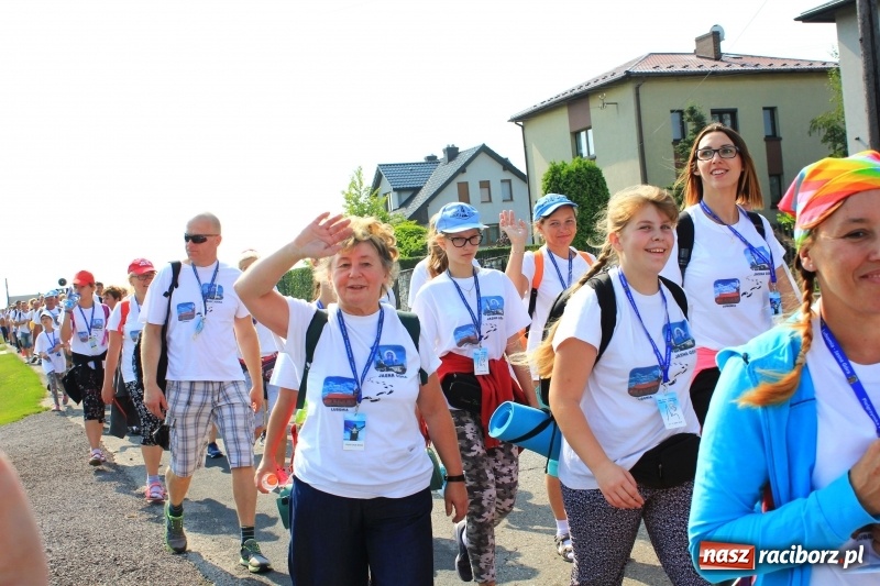 Zdjęcie w galerii na portalu naszraciborz.pl: 228 pielgrzymów wyruszyło dziś w drogę z Lubomi na Jasną Górę wiadomości z regionu