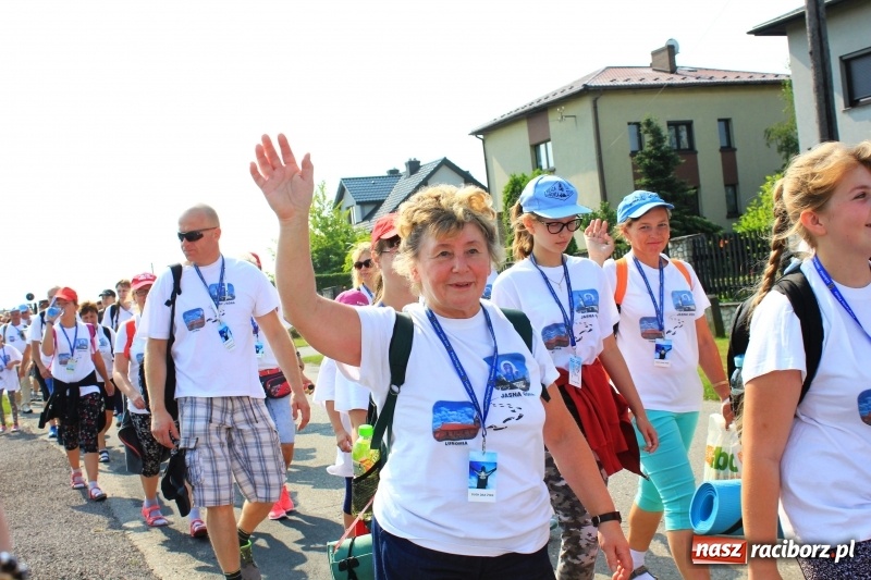 Zdjęcie w galerii na portalu naszraciborz.pl: 228 pielgrzymów wyruszyło dziś w drogę z Lubomi na Jasną Górę wiadomości z regionu
