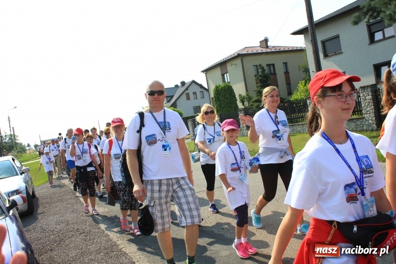 Zdjęcie w galerii na portalu naszraciborz.pl: 228 pielgrzymów wyruszyło dziś w drogę z Lubomi na Jasną Górę wiadomości z regionu