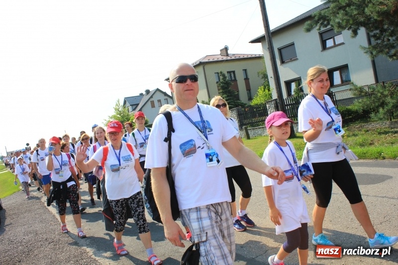 Zdjęcie w galerii na portalu naszraciborz.pl: 228 pielgrzymów wyruszyło dziś w drogę z Lubomi na Jasną Górę wiadomości z regionu