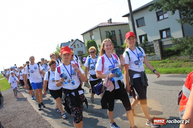 Zdjęcie w galerii na portalu naszraciborz.pl: 228 pielgrzymów wyruszyło dziś w drogę z Lubomi na Jasną Górę wiadomości z regionu