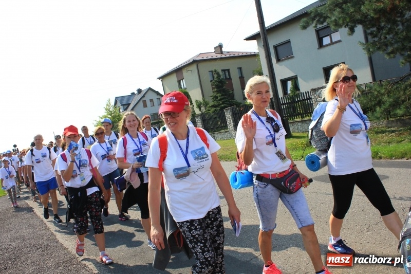 Zdjęcie w galerii na portalu naszraciborz.pl: 228 pielgrzymów wyruszyło dziś w drogę z Lubomi na Jasną Górę wiadomości z regionu