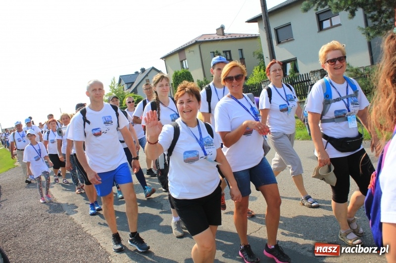 Zdjęcie w galerii na portalu naszraciborz.pl: 228 pielgrzymów wyruszyło dziś w drogę z Lubomi na Jasną Górę wiadomości z regionu