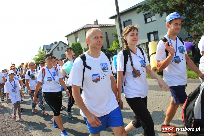 Zdjęcie w galerii na portalu naszraciborz.pl: 228 pielgrzymów wyruszyło dziś w drogę z Lubomi na Jasną Górę wiadomości z regionu